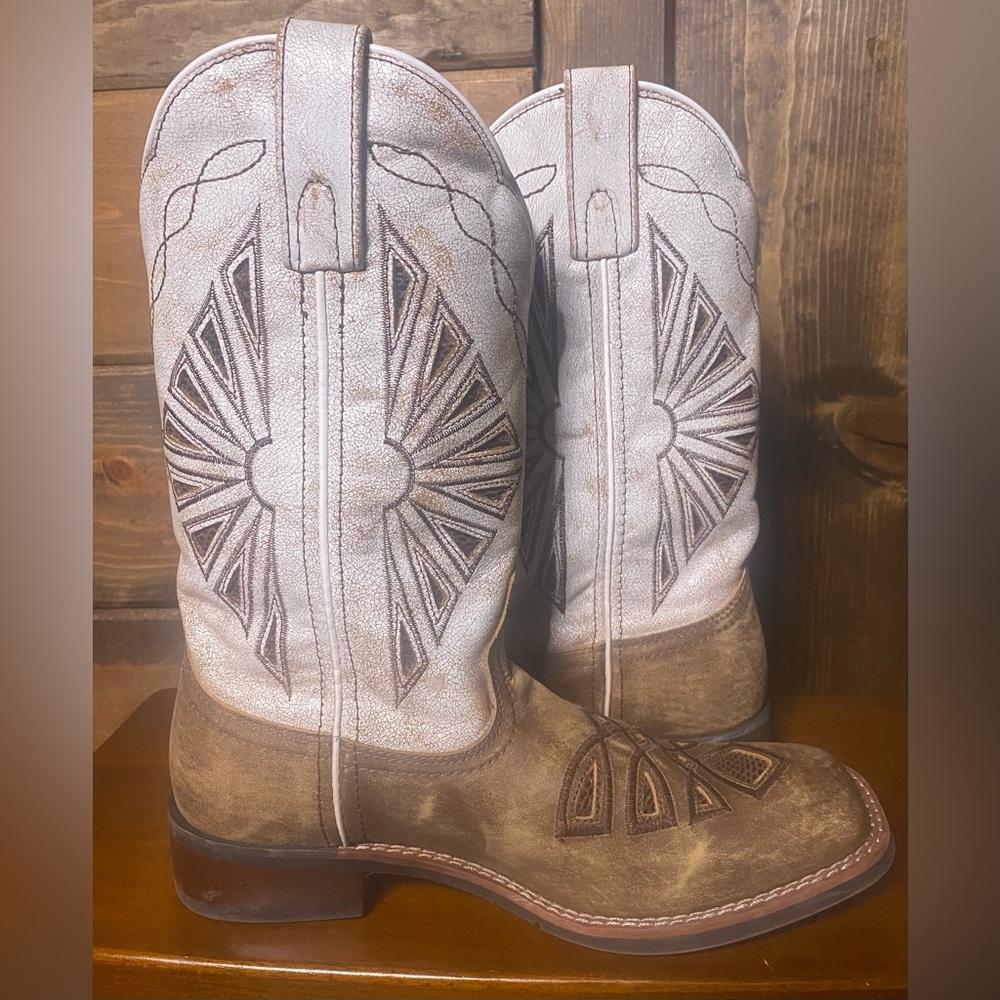 GORGEOUS Laredo Leather Square toe Cowboy Boots ! Size 9.5 Rare Color/Style ! - Picture 2 of 16